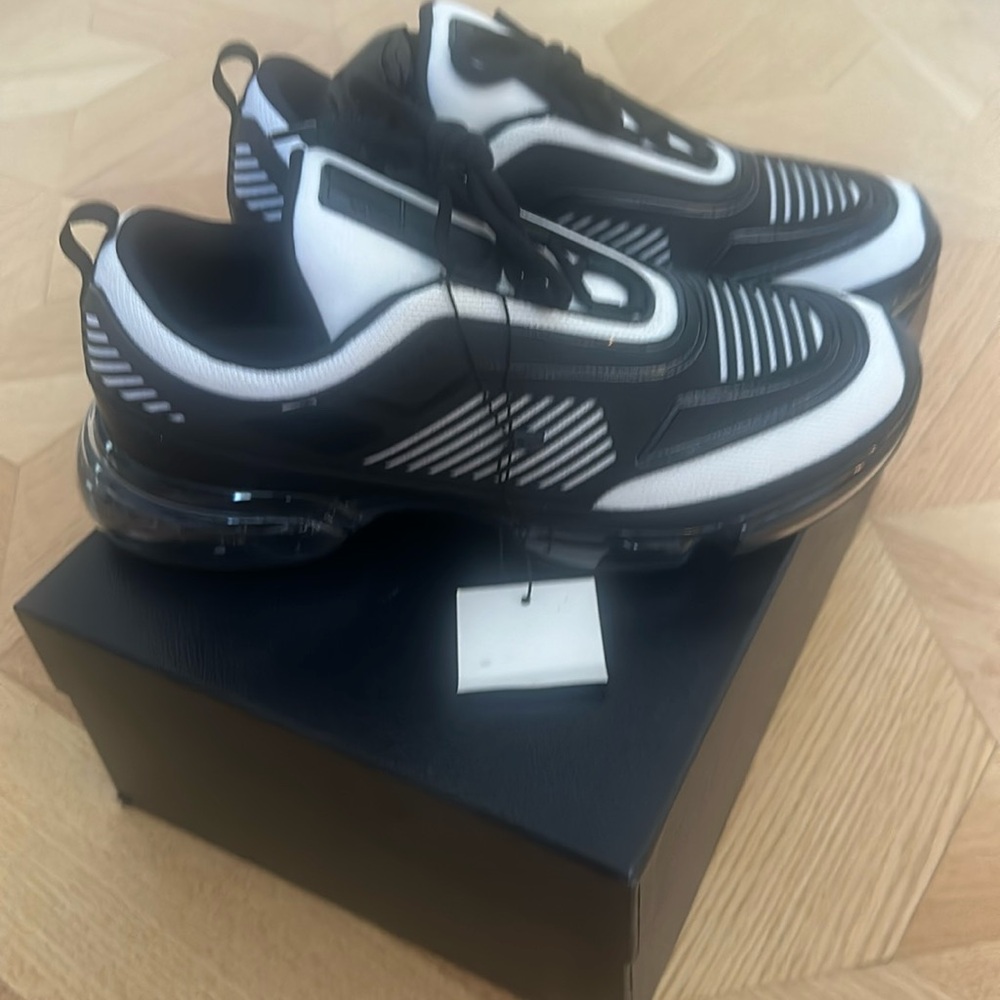 Prada men’s brand new sneakers size 8.5 comes with box